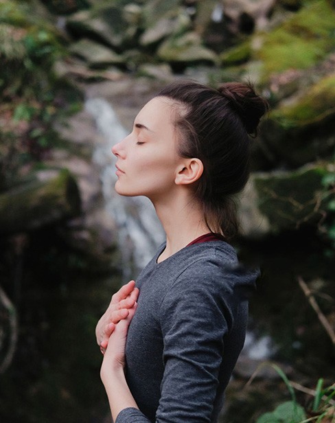 Mujer-joven-con-paz-espiritual